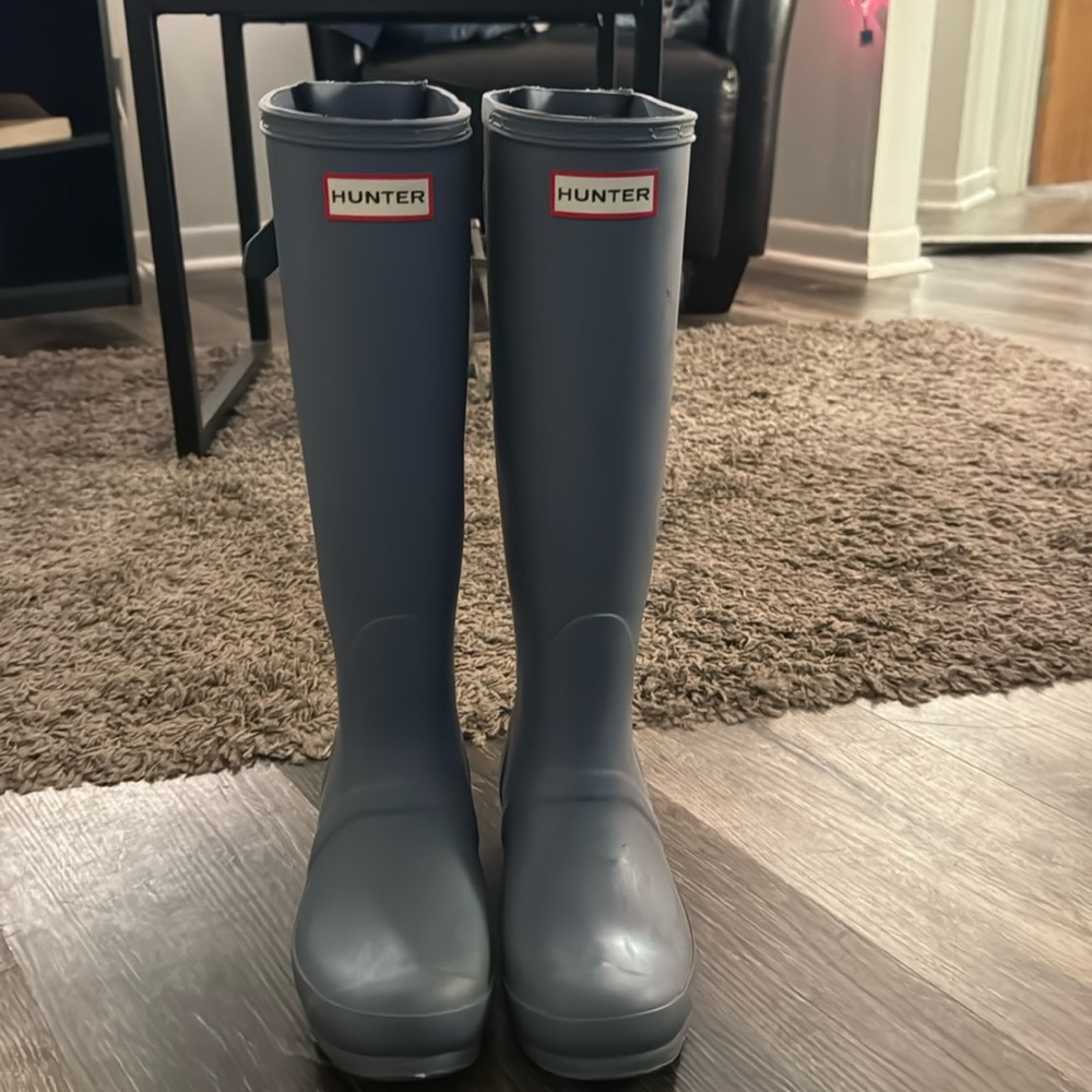 Tall hunter rain boots in great condition